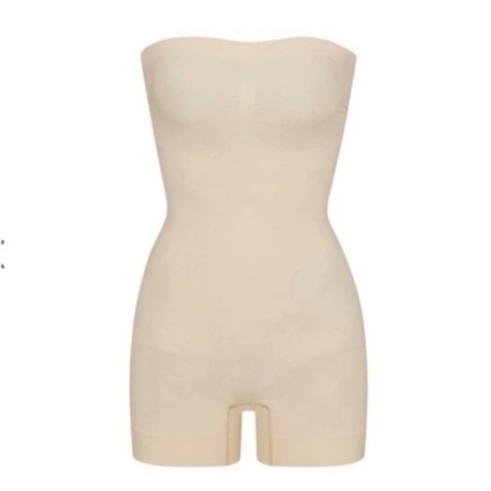 SKIMS SEAMLESS SCULPT STRAPLESS SHORTIE BODYSUIT SAND MEDIUM NO STRAPS